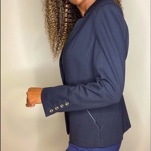 Form fitting black classic blazer